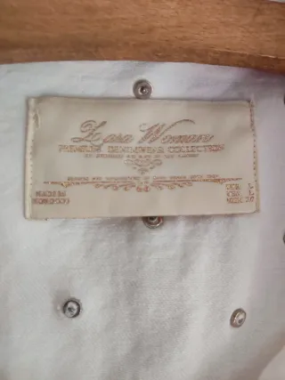 Chaqueta vaquera blanca tachuelas ,cuello espalda.