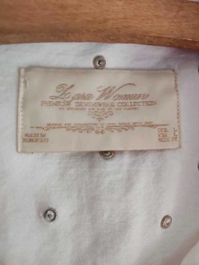 Chaqueta vaquera blanca tachuelas ,cuello espalda.