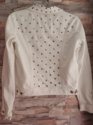 Chaqueta vaquera blanca tachuelas ,cuello espalda.