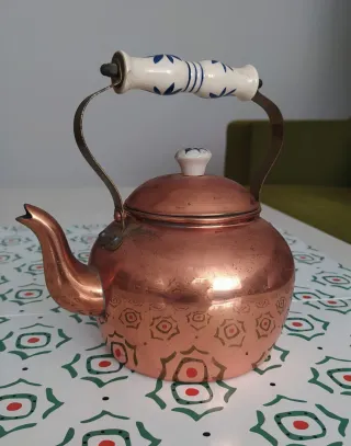 Tetera de cobre con asa de cerámica