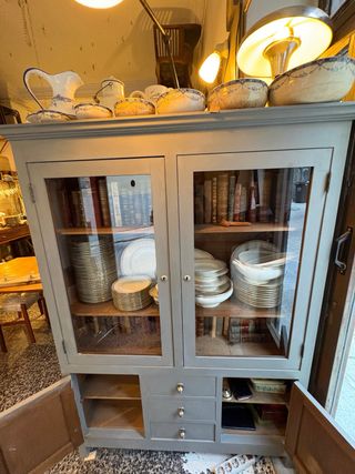 Antiguo armario de cocina de madera y cristal