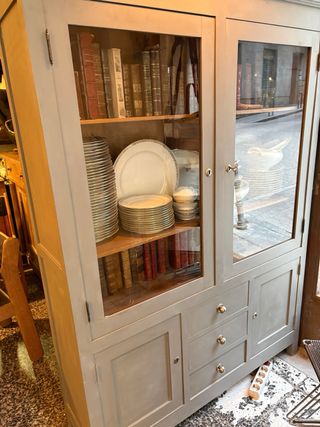 Antiguo armario de cocina de madera y cristal