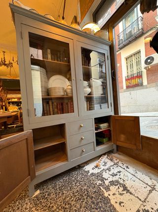 Antiguo armario de cocina de madera y cristal