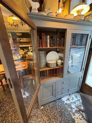 Antiguo armario de cocina de madera y cristal