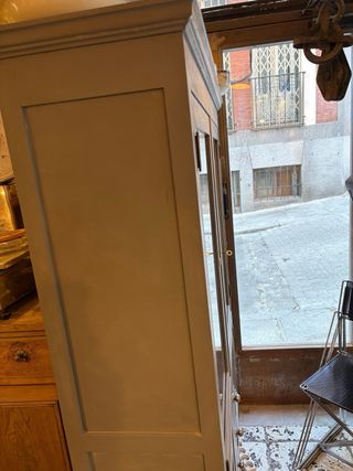 Antiguo armario de cocina de madera y cristal