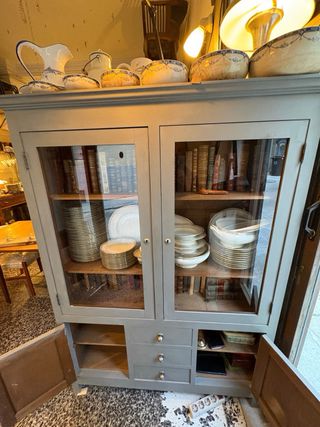 Antiguo armario de cocina de madera y cristal