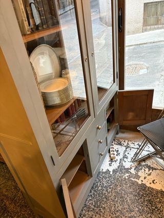 Antiguo armario de cocina de madera y cristal