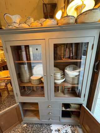 Antiguo armario de cocina de madera y cristal