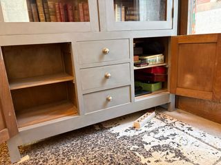 Antiguo armario de cocina de madera y cristal