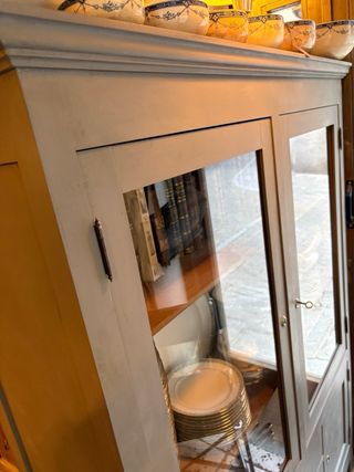 Antiguo armario de cocina de madera y cristal