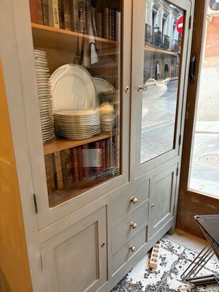 Antiguo armario de cocina de madera y cristal