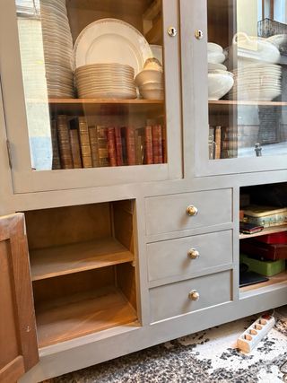 Antiguo armario de cocina de madera y cristal