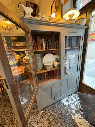 Antiguo armario de cocina de madera y cristal