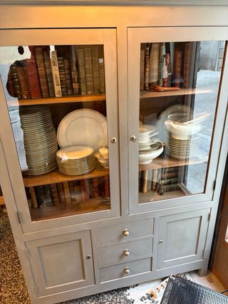 Antiguo armario de cocina de madera y cristal