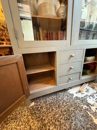 Antiguo armario de cocina de madera y cristal