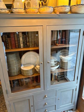 Antiguo armario de cocina de madera y cristal