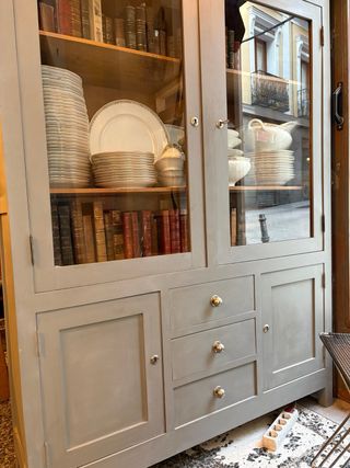 Antiguo armario de cocina de madera y cristal