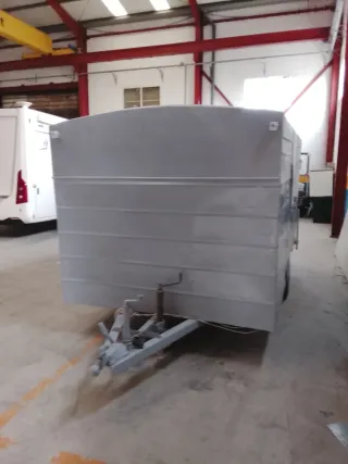 Remolque cerrado metálico