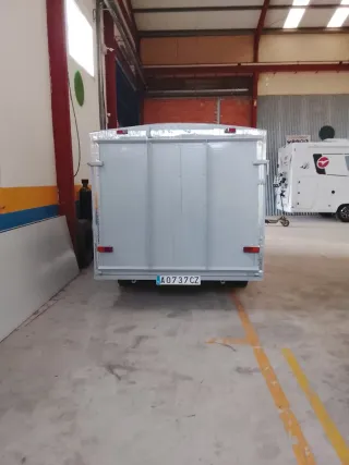 Remolque cerrado metálico