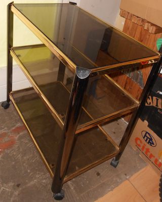 MESA AUXILIAR con 3 BANDEJAS de CRISTAL y RUEDAS