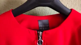 Abrigo Rojo Cremallera Volantes Primark