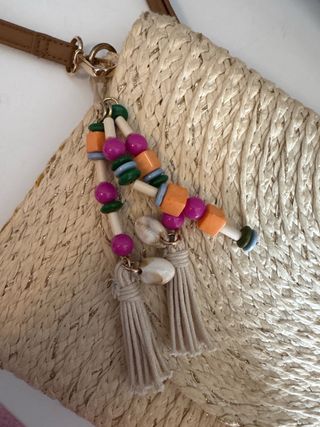 Bolso de rafia beige con detalles multicolor