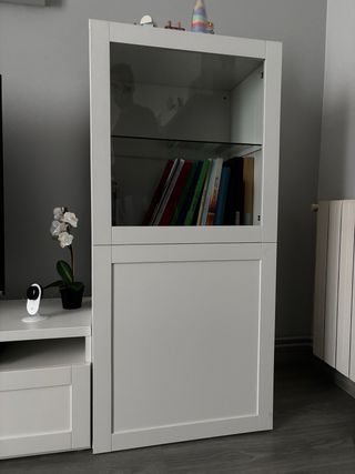 Armario blanco con puertas de cristal