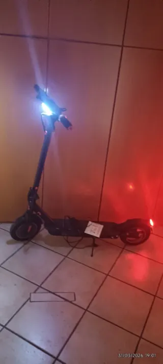 Patinete eléctrico con luces LED