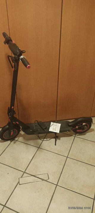 Patinete eléctrico con luces LED