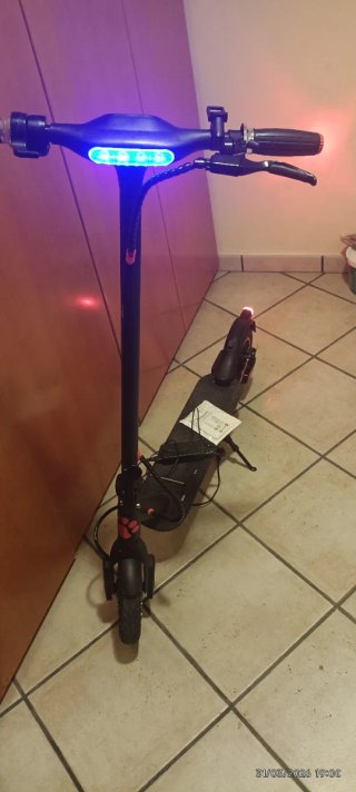 Patinete eléctrico con luces LED