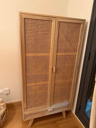 Armario madera y ratán