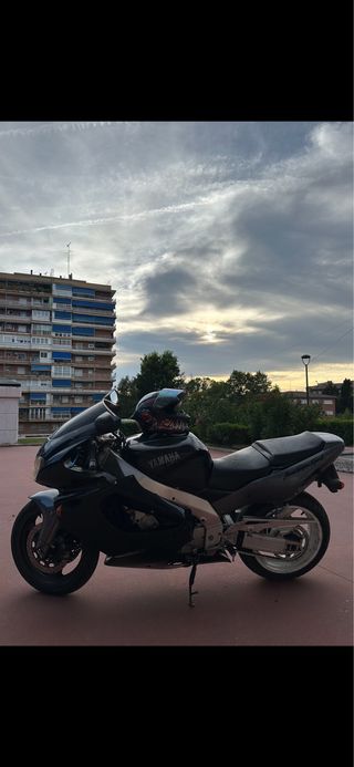 Yamaha YZF 1000 Thunderace Negra