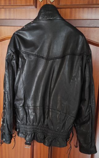 Cazadora de cuero negra