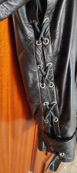 Cazadora de cuero negra