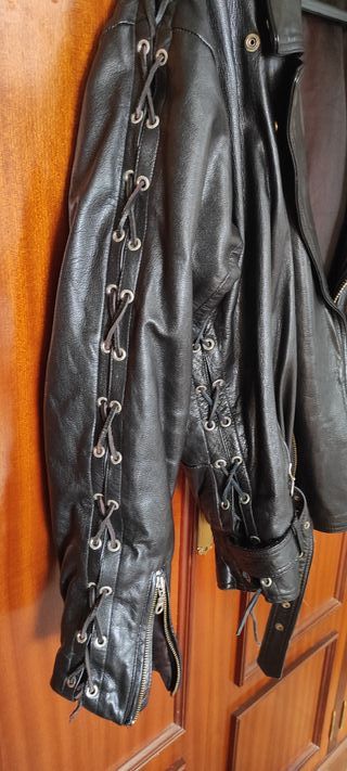 Cazadora de cuero negra