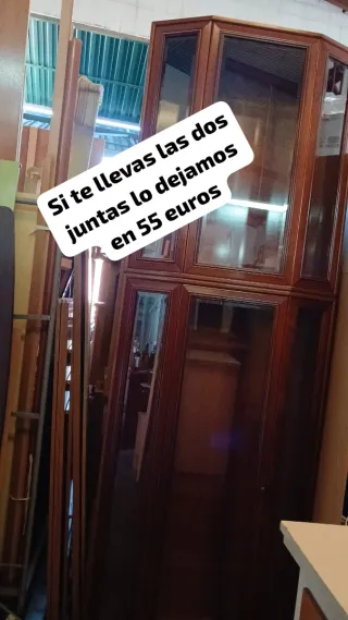 Vitrina de madera y cristal