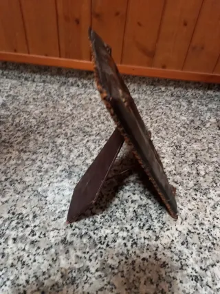 Marco repujado vintage cuero