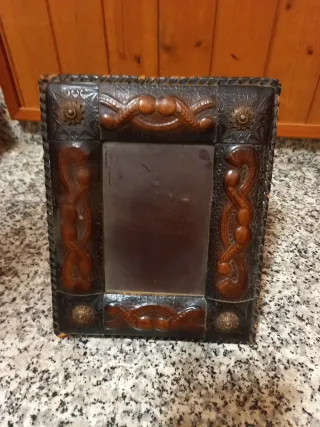 Marco repujado vintage cuero