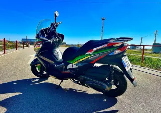 Kawasaki J300 Maxi Scooter Negra y Verde