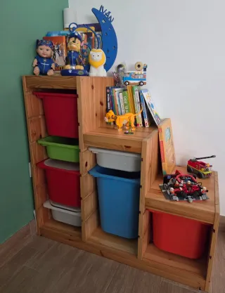 Estantería infantil de madera