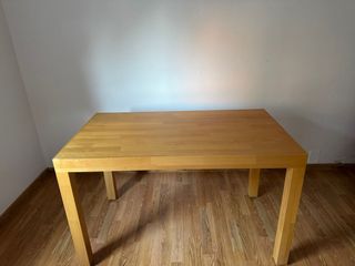 Mesa de comedor de madera