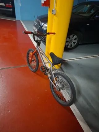Bicicleta BMX Plata y Naranja