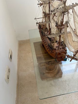 Mesa de cristal con base de madera