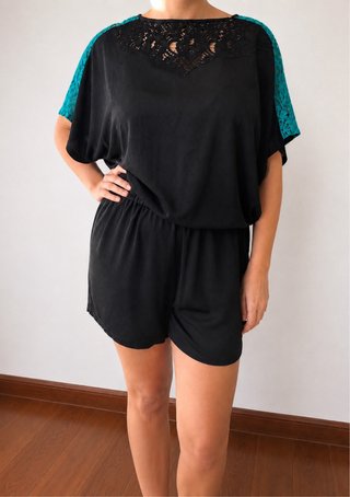 Mono Guess negro fluido con encaje y detalle verde