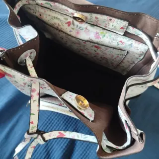 Mochila floral con múltiples bolsillos