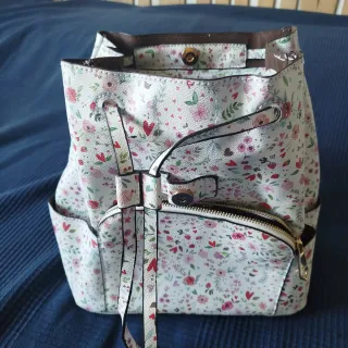 Mochila floral con múltiples bolsillos