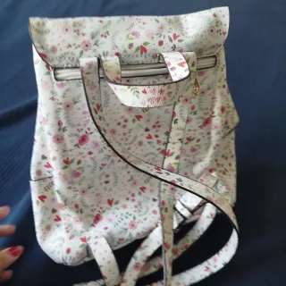 Mochila floral con múltiples bolsillos