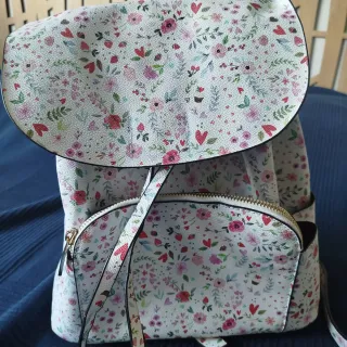 Mochila floral con múltiples bolsillos