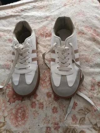 Tenis casuales blancos y beige