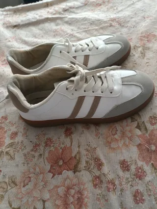 Tenis casuales blancos y beige